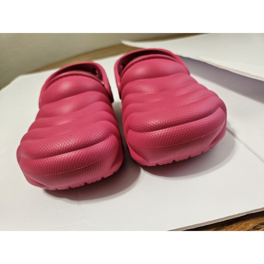 Crocs Classic Fleeced Lined Overpuff Clogs in the "Dragon Fruit" Womens Size 5 - Picture 3 of 5